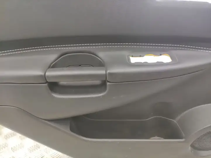 Nissan Qashqai (2010 - 2013) Обшивка задней двери — фото 2