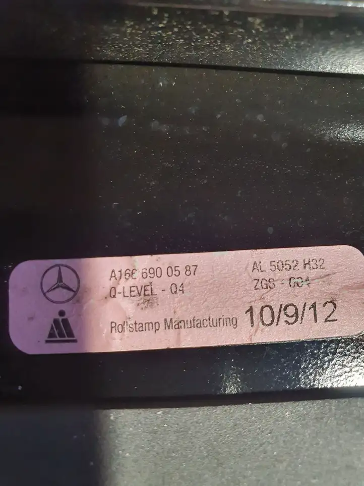 Mercedes-Benz GL X166 (2013 - 2019) A1666900587 Накладка стекла задней двери — фото 4