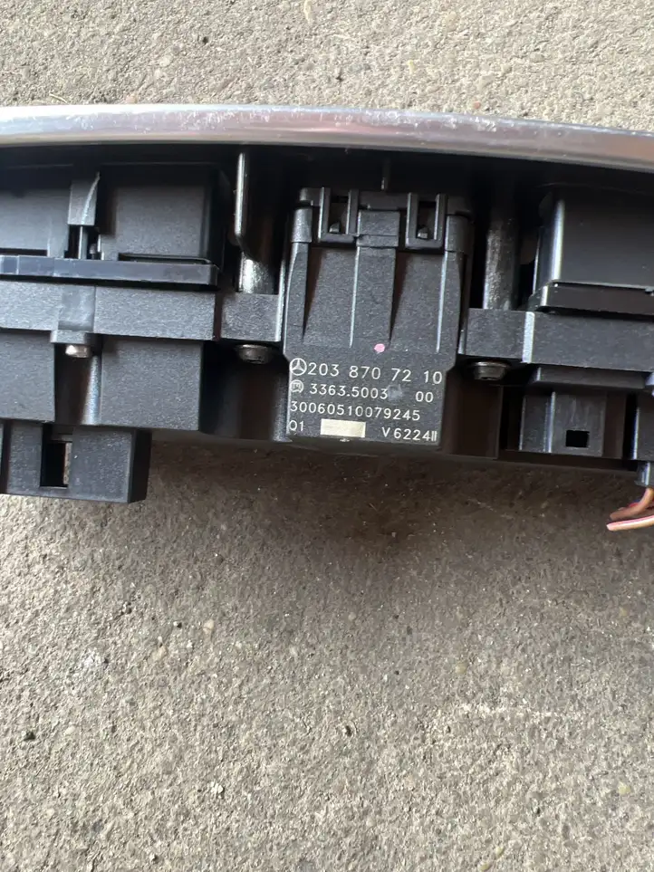 Mercedes-Benz C W203 (2000 - 2007) 2038707210 Блок кнопок на панели — фото 2