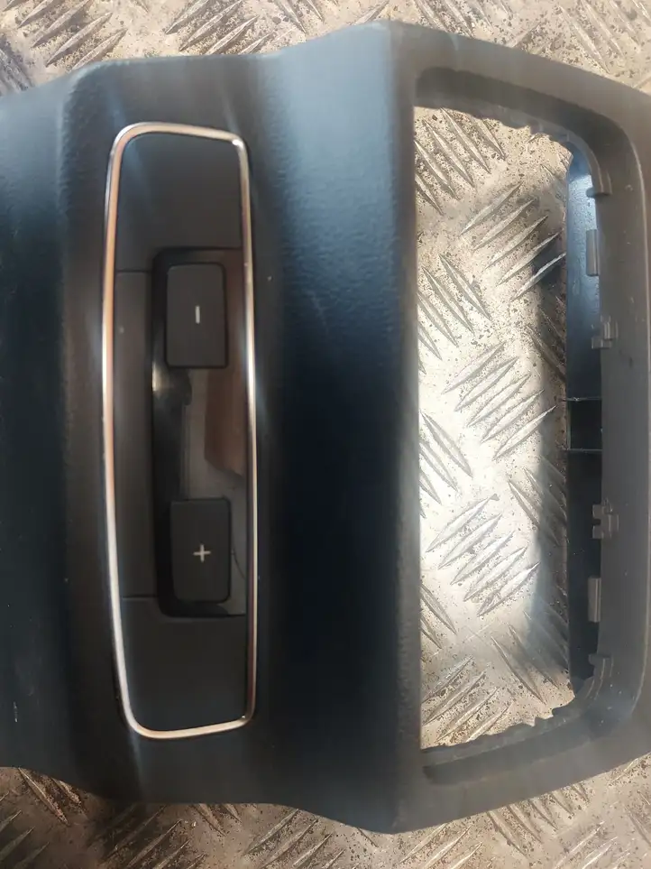 Audi Q5 SQ5 (2017 - ) 80A864376A Другая деталь консоли (туннеля) — фото 3