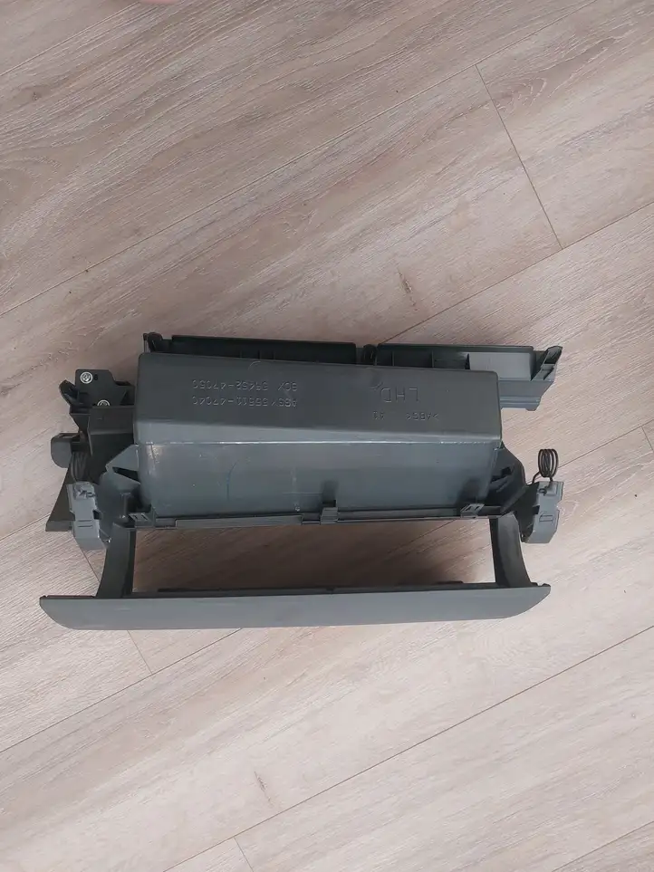 Toyota Prius (XW30) (2009 - 2015) 5551147040 Вещевой ящик — фото 4