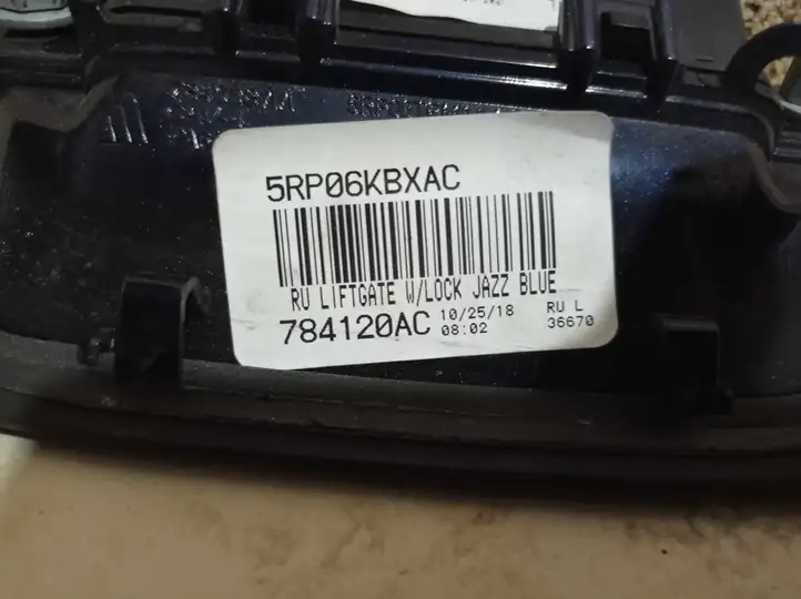 Chrysler Pacifica (2016 - ) 5RP06KBXAC Ручка крышки багажника — фото 2