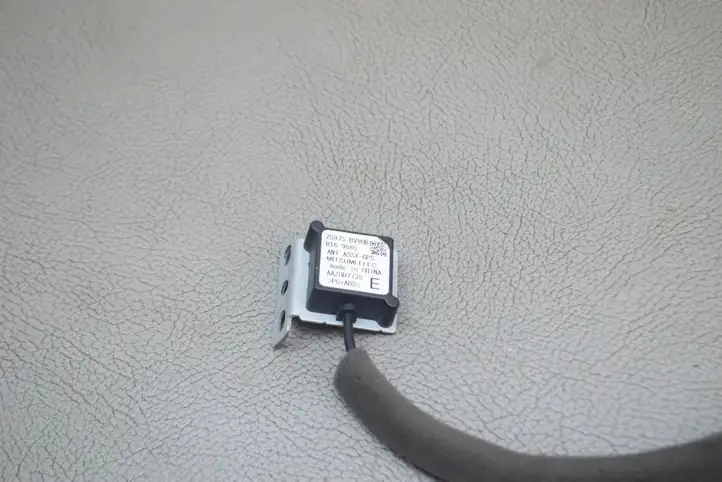 Nissan Juke I F15 (2010 - 2018) 25975BV90B GPS антенна — фото 3