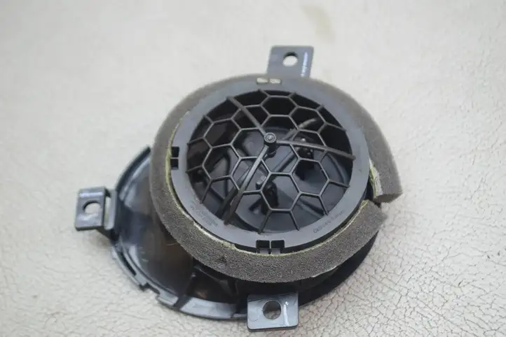 Nissan Juke I F15 (2010 - 2018) 687611KE0A Воздушная решетка панели — фото 8