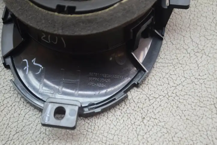 Nissan Juke I F15 (2010 - 2018) 687611KE0A Воздушная решетка панели — фото 9