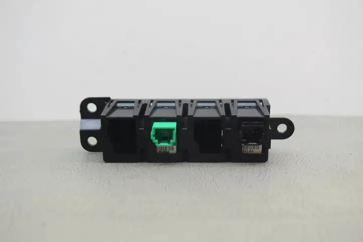 Nissan Juke I F15 (2010 - 2018) 681RVBV90A Кнопка фаркопа в багажнике — фото 3