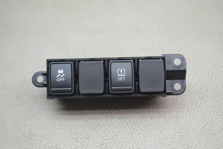 Nissan Juke I F15 (2010 - 2018) 681RVBV90A Кнопка фаркопа в багажнике — фото 6