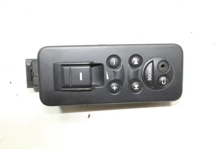 Land Rover Discovery 3 - LR3 (2004 - 2009) YUD501080PVJ Кнопка фаркопа в багажнике — фото 1