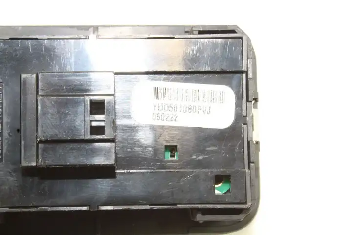 Land Rover Discovery 3 - LR3 (2004 - 2009) YUD501080PVJ Кнопка фаркопа в багажнике — фото 3
