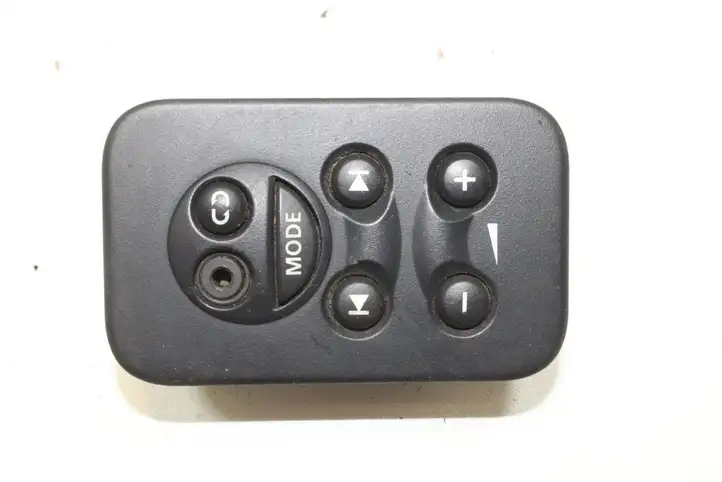 Land Rover Discovery 3 - LR3 (2004 - 2009) XQF500040PVJ Кнопка фаркопа в багажнике — фото 1