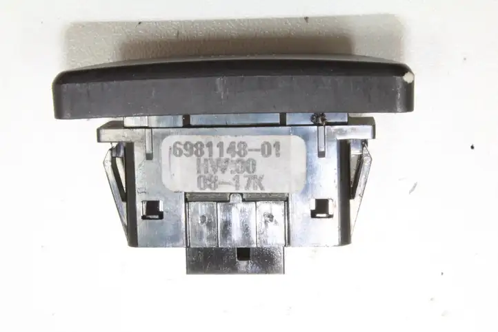 BMW 6 E63 E64 (2002 - 2010) 698114801 Кнопка фаркопа в багажнике — фото 3