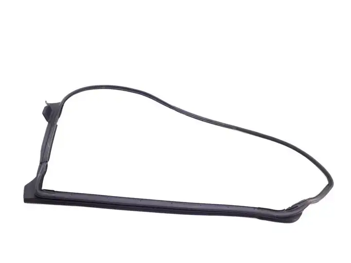Lexus IS 220D-250-350 (2005 - 2010) 6787253030 Уплотнитель задней двери — фото 1