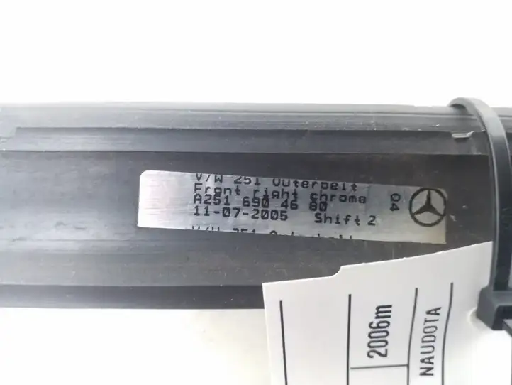 Mercedes-Benz R W251 (2005 - 2013) A2516904680 Накладка стекла передней двери — фото 2