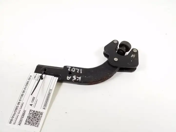 Mercedes-Benz Vito Viano W639 (2003 - 2010) A6397630047 Нижняя направляющая раздвижной двери — фото 1