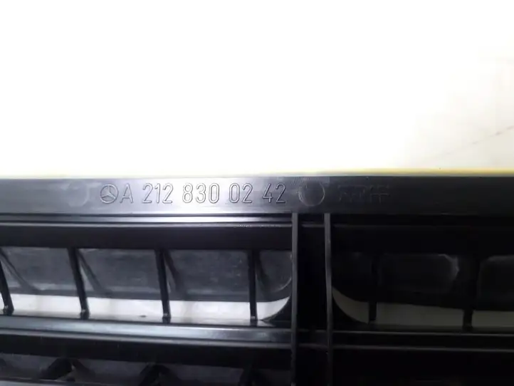 Mercedes-Benz CLS C218,X218 (2011 - 2017) A2128300242 Решетка в крыле — фото 2