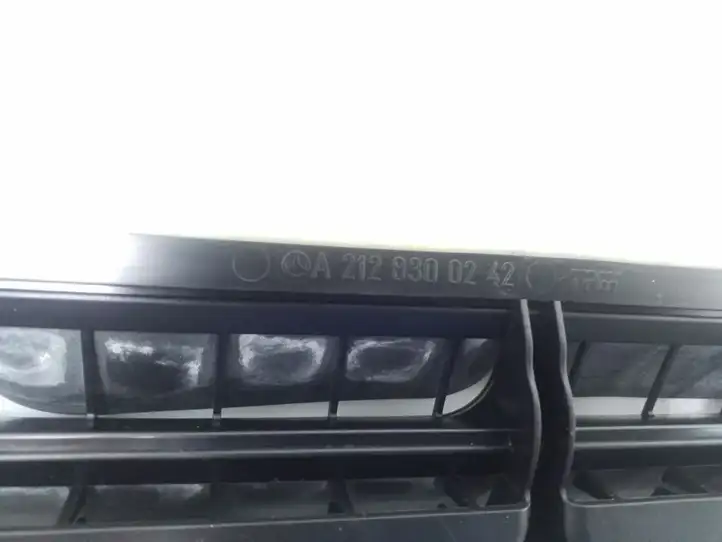 Mercedes-Benz CLS C218,X218 (2011 - 2017) A2128300242 Решетка в крыле — фото 2