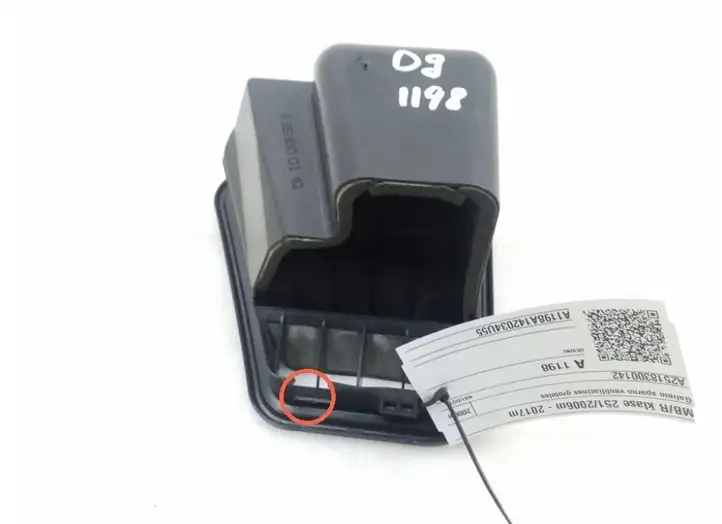 Mercedes-Benz R W251 (2005 - 2013) A2518300142 Решетка в крыле — фото 4