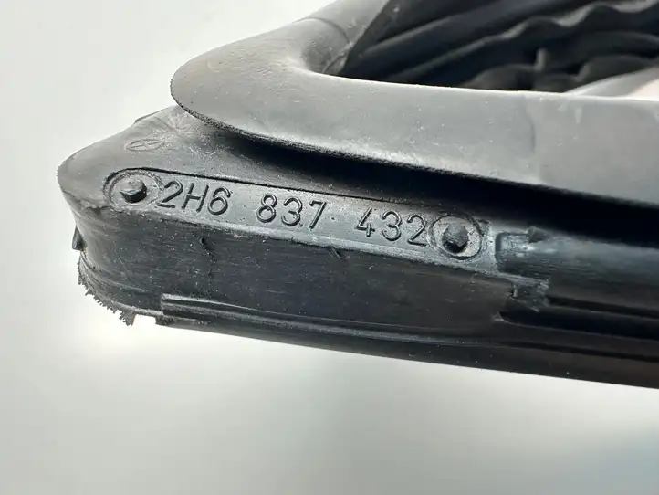 Volkswagen Amarok (2016 - 2023) 2H6837432 Накладка стекла передней двери — фото 6