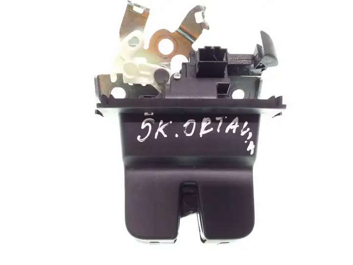 Skoda Octavia Mk3 (5E) (2013 - 2019)  8R0827505A Замок задней крышки