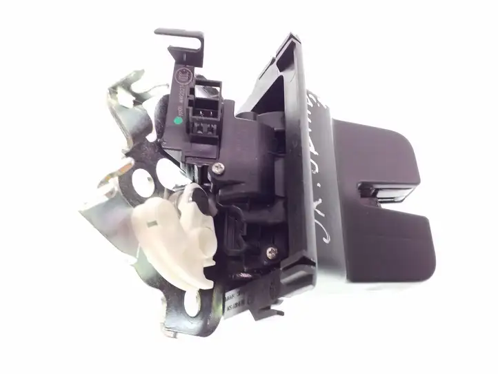 Skoda Octavia Mk3 (5E) (2013 - 2019)  8R0827505A Замок задней крышки