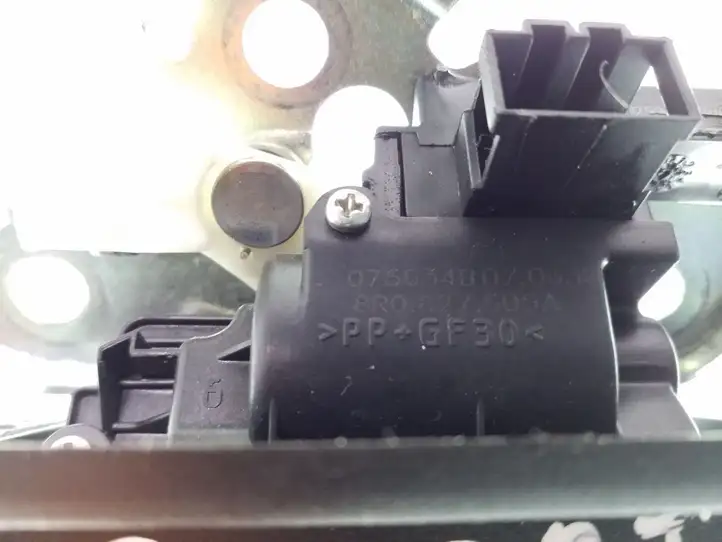 Skoda Octavia Mk3 (5E) (2013 - 2019)  8R0827505A Замок задней крышки