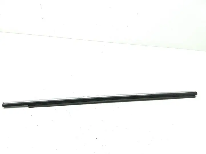 Lexus IS 220D-250-350 (2005 - 2010) Накладка стекла задней двери — фото 5