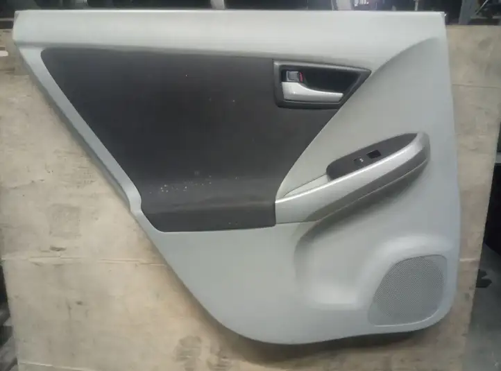 Toyota Prius (XW30) (2009 - 2015) Обшивка задней двери — фото 1