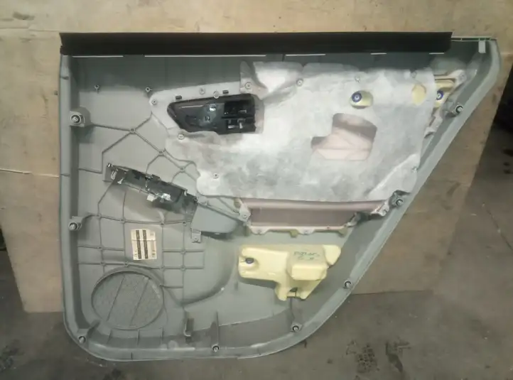 Toyota Prius (XW30) (2009 - 2015) Обшивка задней двери — фото 2