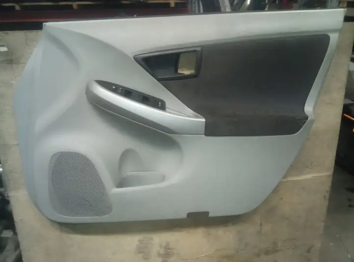 Toyota Prius (XW30) (2009 - 2015) Обшивка передней двери — фото 1