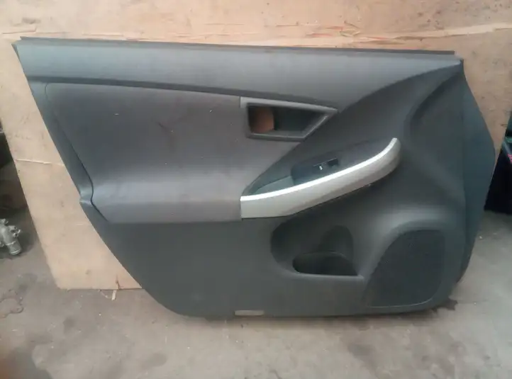 Toyota Prius (XW30) (2009 - 2015) Обшивка передней двери — фото 1