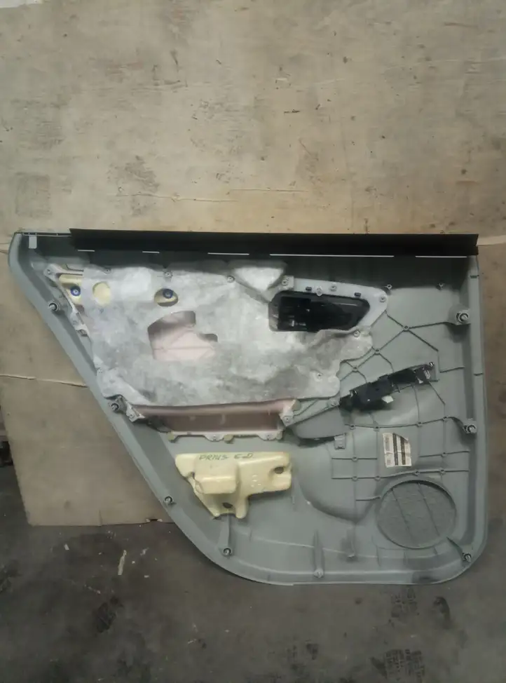 Toyota Prius (XW30) (2009 - 2015) Обшивка задней двери — фото 3