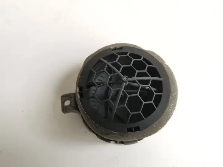 Nissan Micra (2013 - 2016) 1HA1A687606A Боковой воздушный дефлектор — фото 3