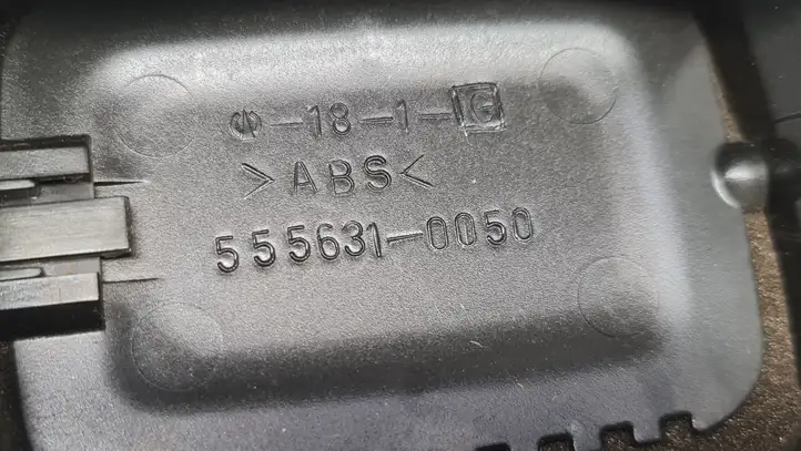 Toyota Corolla Verso E121 (2001 - 2004) 5556310050 Центральный воздушный дефлектор — фото 5