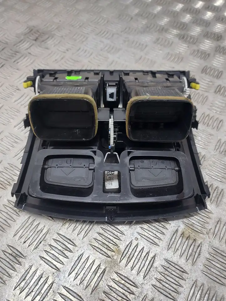Toyota Auris 150 (2006 - 2012) Центральный воздушный дефлектор — фото 4