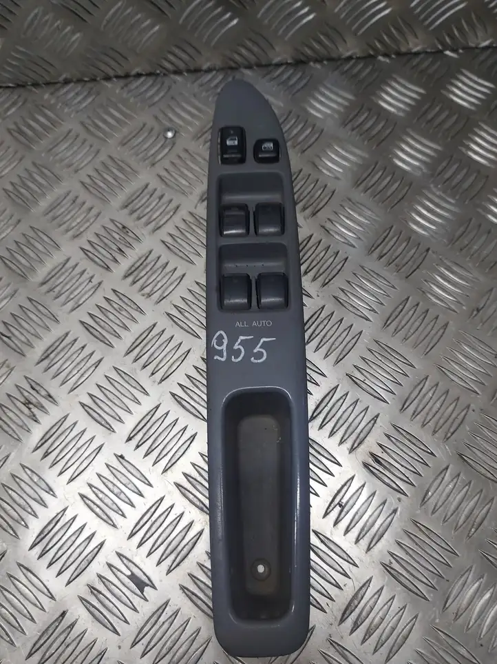 Toyota Avensis Verso (1995 - 2001) 8404044030 Блок кнопок стеклоподъемников — фото 1