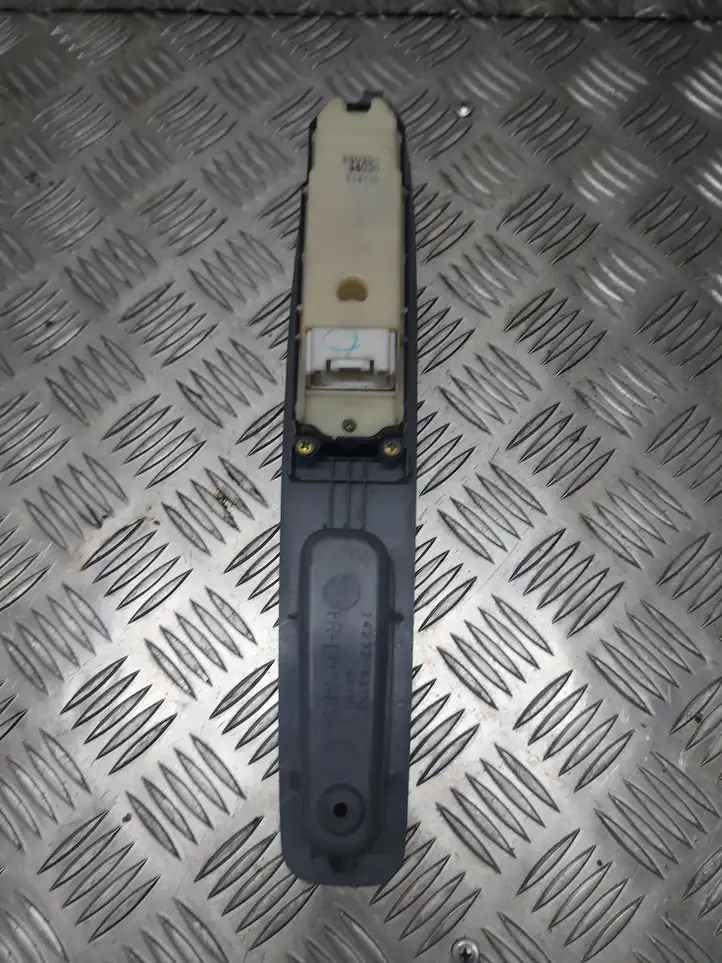 Toyota Avensis Verso (1995 - 2001) 8404044030 Блок кнопок стеклоподъемников — фото 2