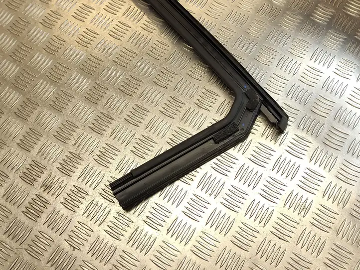 Renault Clio V (2019 - ) 823303236R Накладка стекла задней двери — фото 7
