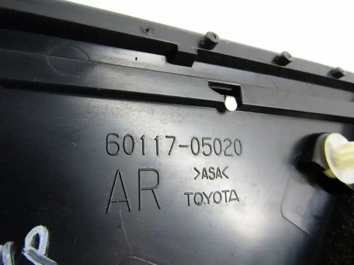 Toyota Avensis T250 (2006 - 2009) Накладка стекла передней двери — фото 1