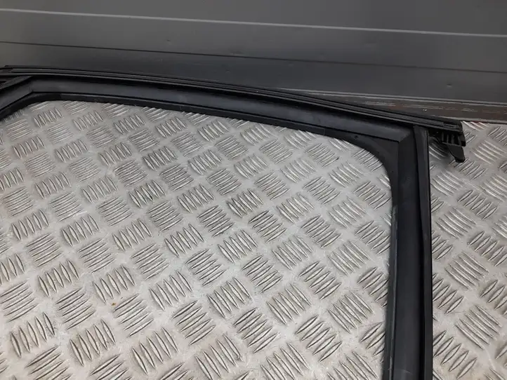 Audi A3/S3 8V (2012 - 2016) 8V5839432 Накладка стекла задней двери — фото 5