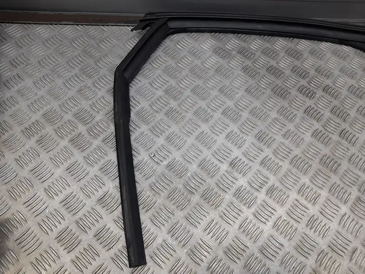 Audi A3/S3 8V (2012 - 2016) 8V5839432 Накладка стекла задней двери — фото 7