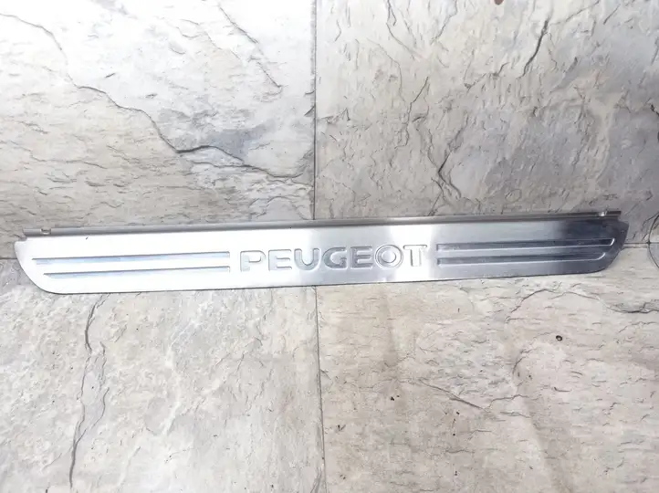 Peugeot 407 (2004 - 2011) Внутренняя отделка переднего порога — фото 1