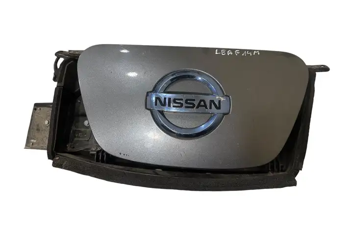Nissan Leaf I (ZE0) (2010 - 2017) 657373NK1B Крышка зарядного разъема — фото 1