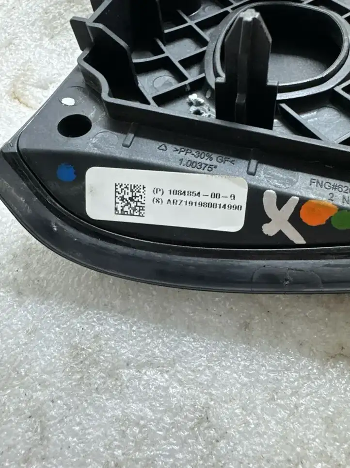 Tesla Model Y (2019 - 2024) 108485400G Крышка зарядного разъема — фото 7