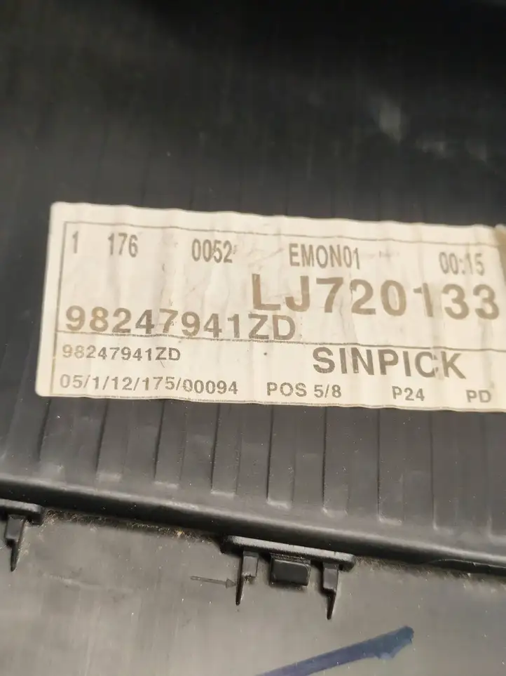 Peugeot 2008 I (2013 - 2019) 98247941ZD Демпфер бардачка — фото 7