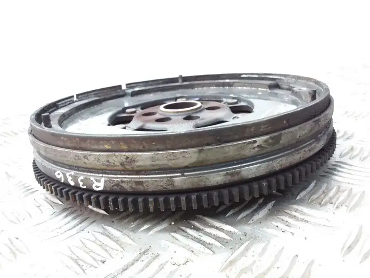 Volkswagen PASSAT B5 (1997 - 2000) 058105266H Двухмассовый маховик — фото 2