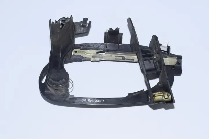 BMW 7 E65 E66 (2001 - 2008) Крепление наружной ручки передней двери — фото 3