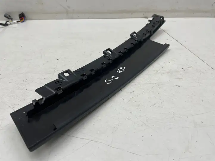 Audi A3/S3 8Y (2020 - ) 8Y0837901 Накладка стекла передней двери — фото 2