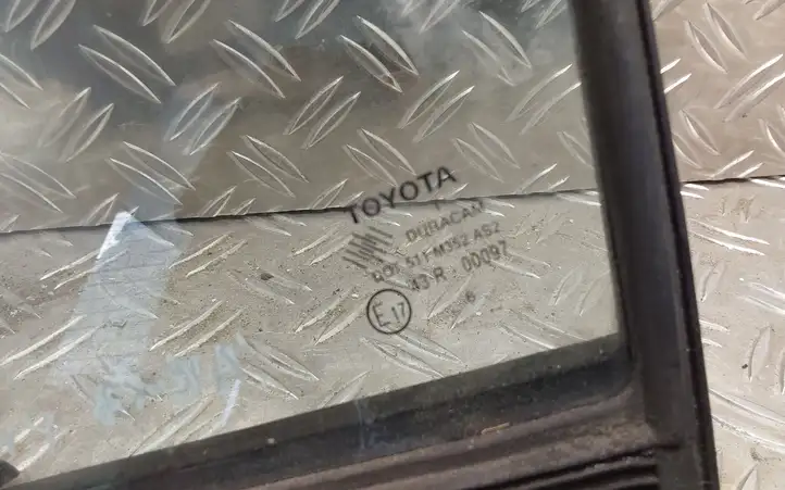 Toyota Yaris (2014 - 2019) Форточка двери — фото 2