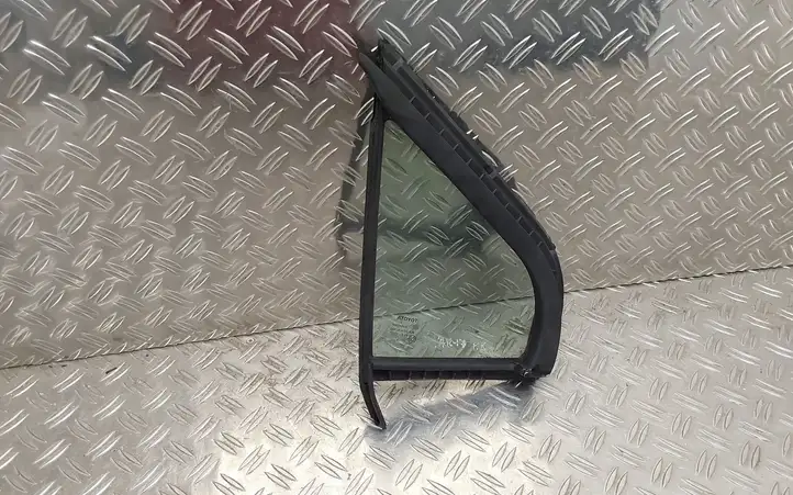 Toyota Yaris (2014 - 2019) Форточка двери — фото 3