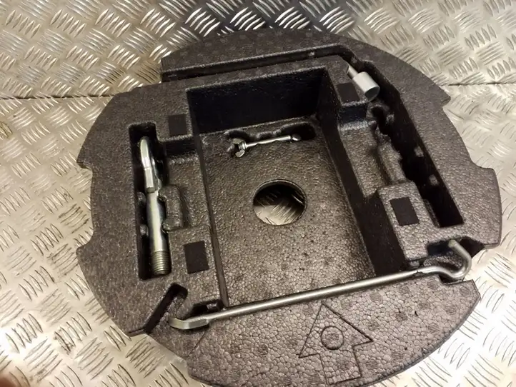 Mazda CX-7 (2009 - 2014)   Петля вытягивания